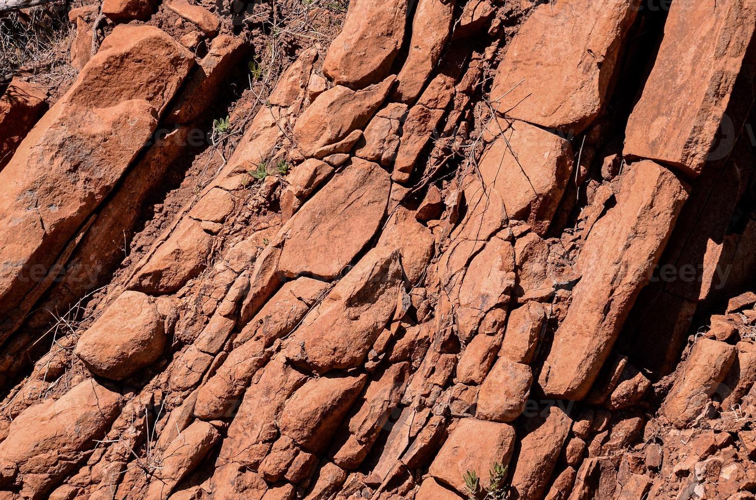 rood rotsen dichtbij omhoog foto