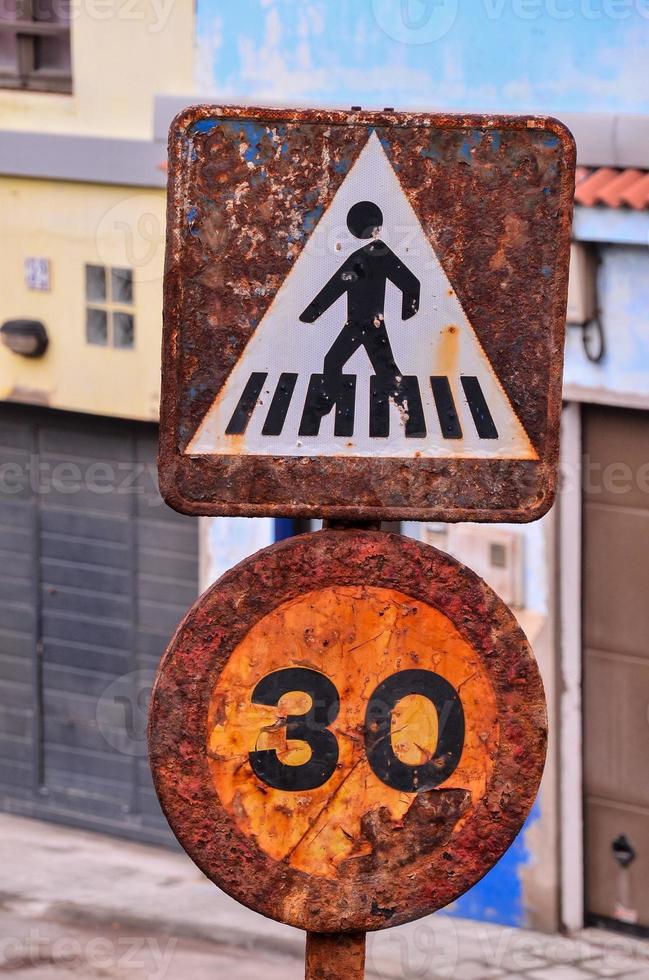 gecorrodeerd verkeer tekens Aan de straat foto