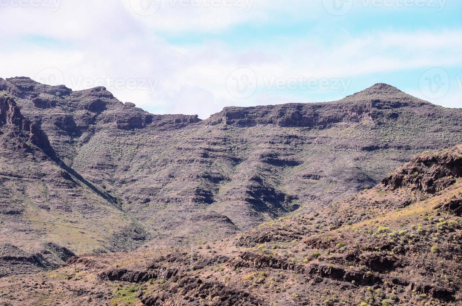 rotsachtig landschap Aan de kanarie eilanden foto