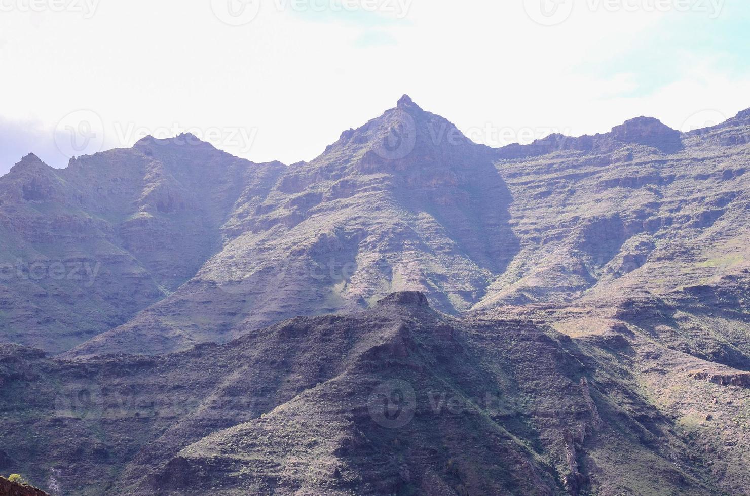 rotsachtig landschap Aan de kanarie eilanden foto