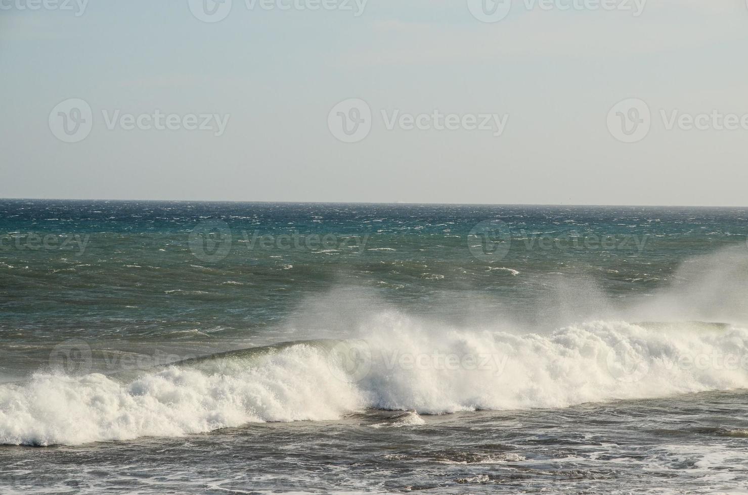 reusachtig zee golven foto