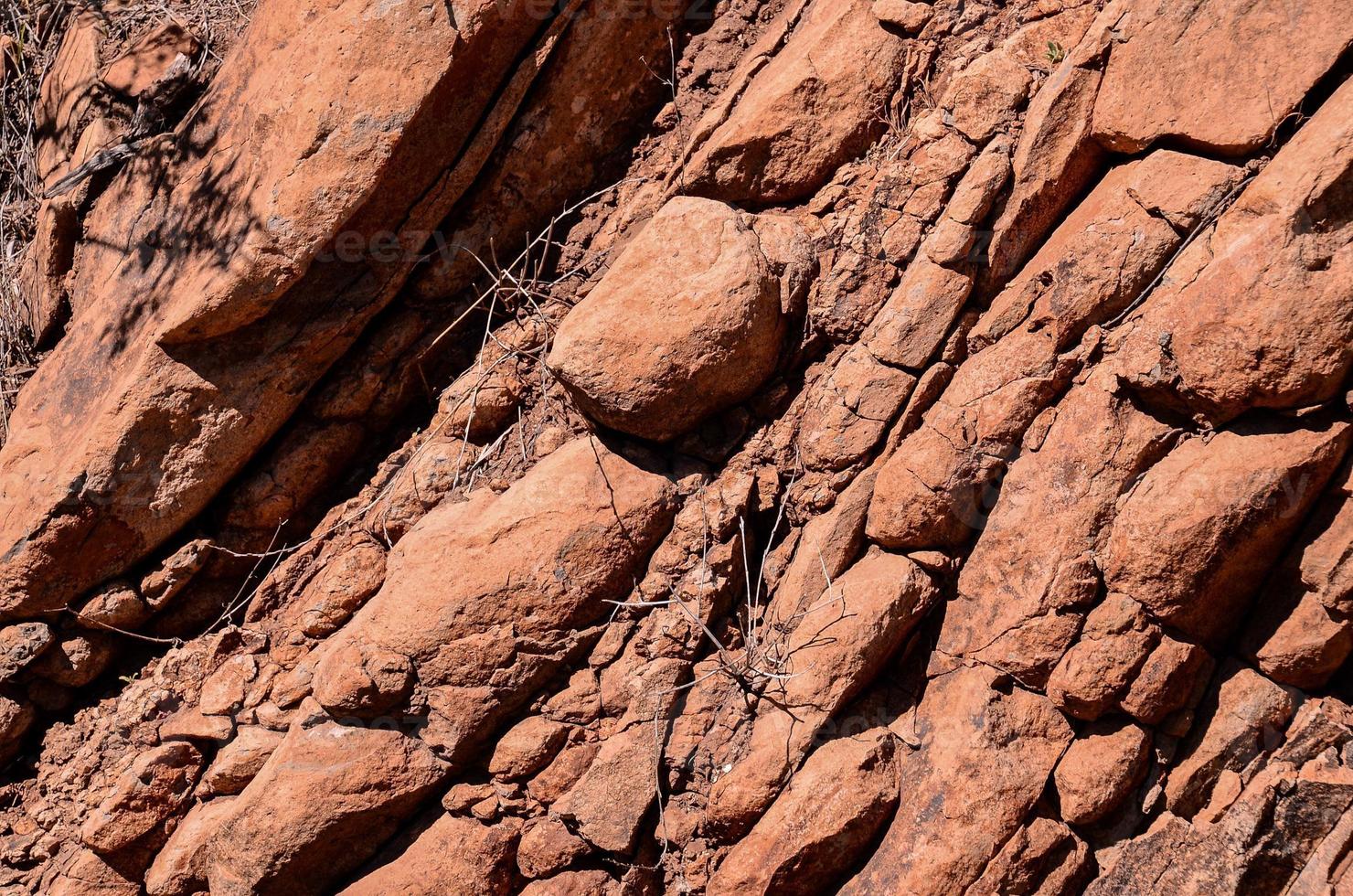 rood rotsen dichtbij omhoog foto