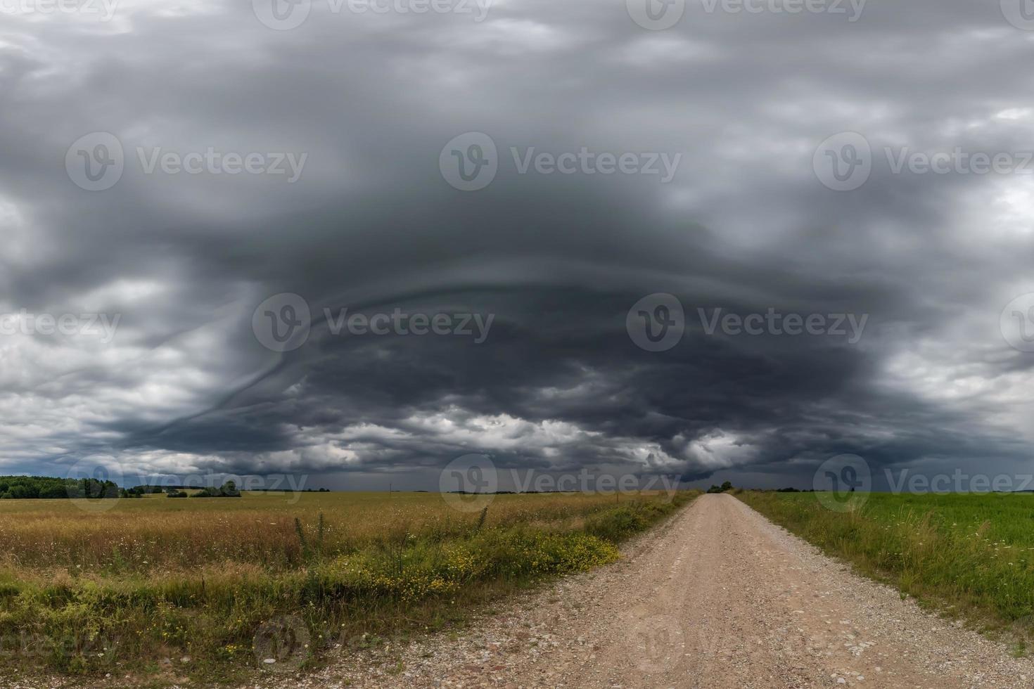 panorama van zwart lucht achtergrond met storm wolken. donder voorkant over- grind weg foto