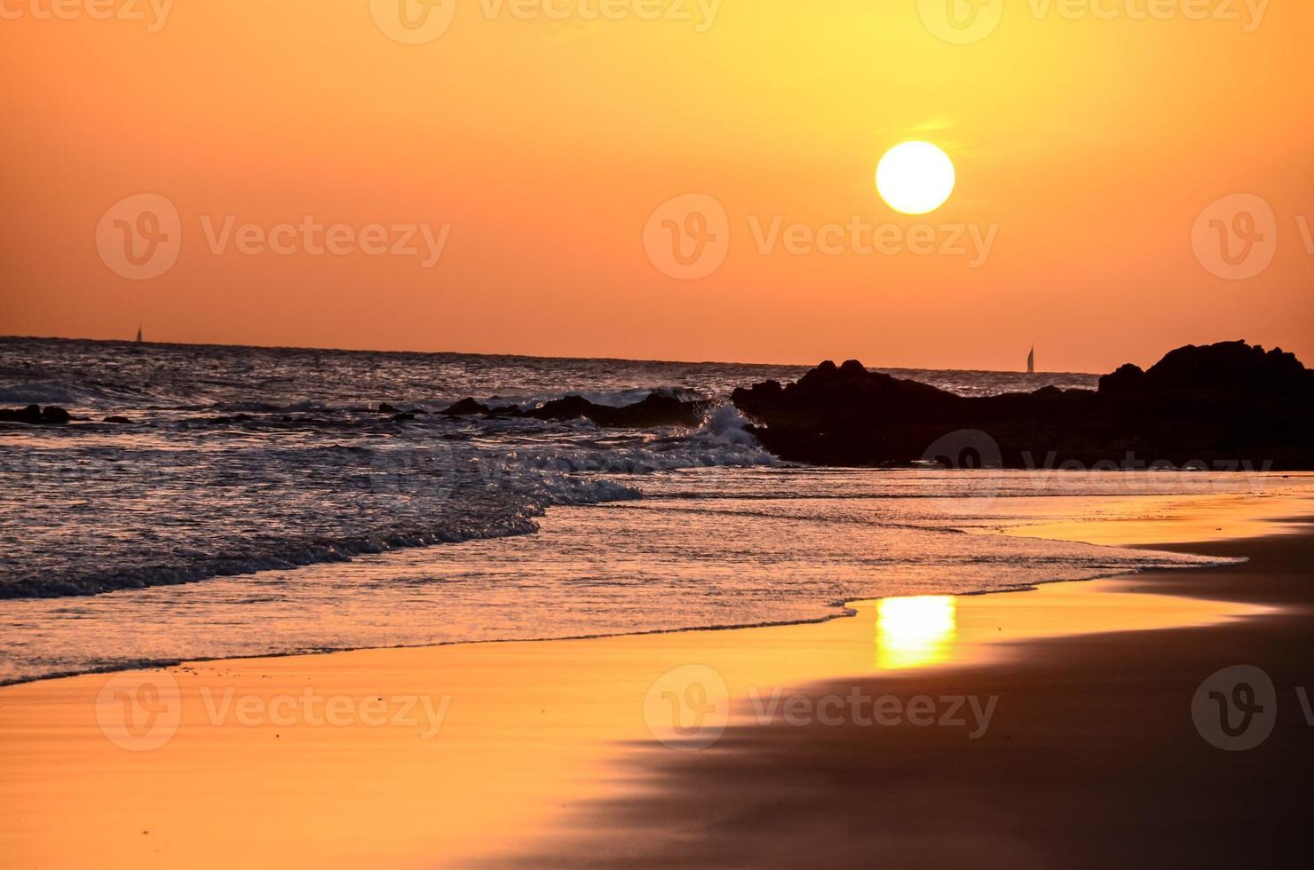 zonsondergang over de oceaan foto