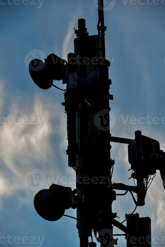 silhouet van een mobiele telefoon toren foto