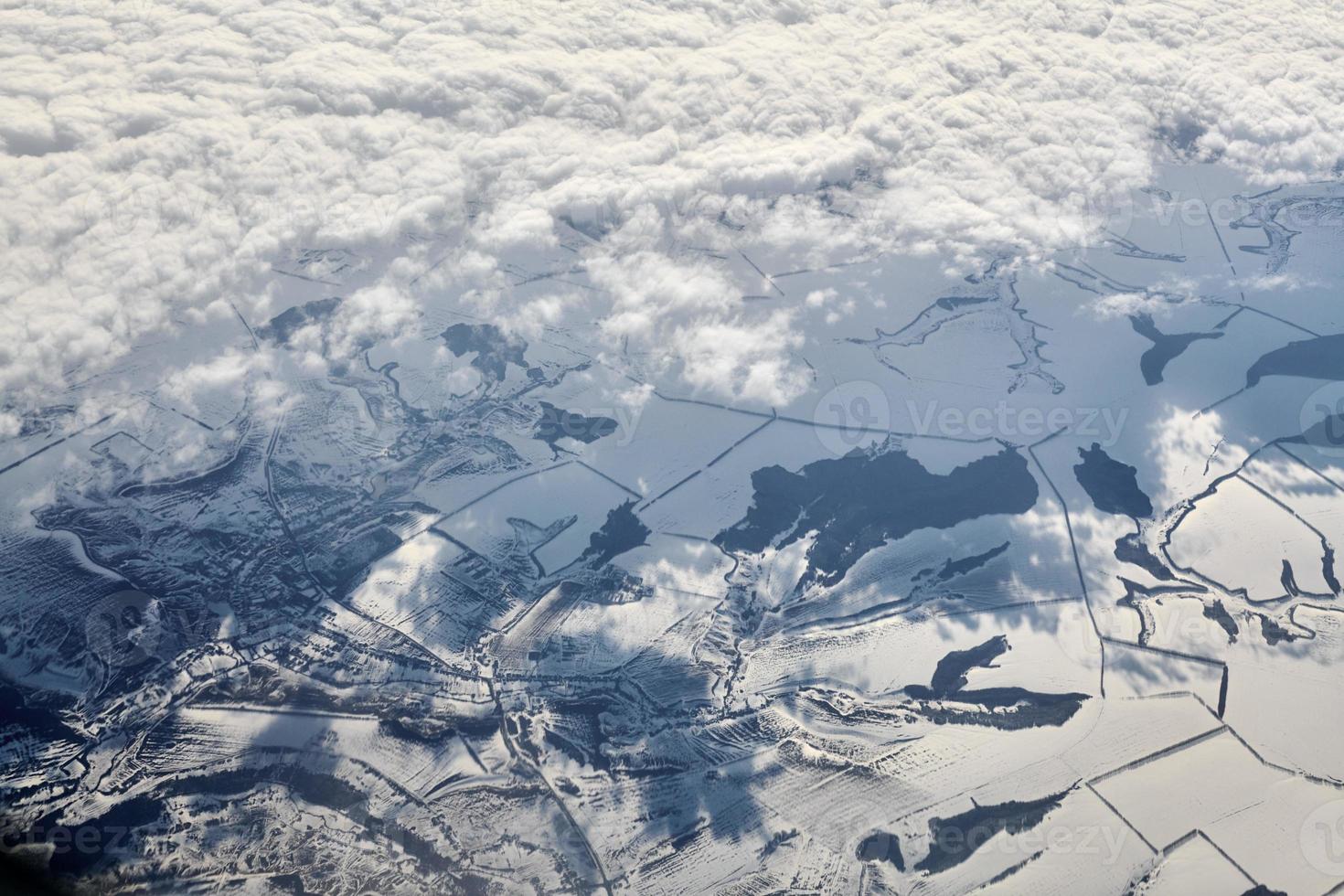 antenne cloudscape visie over- wolken top naar sneeuw gedekt rivieren, wegen, steden en velden, winter lucht foto