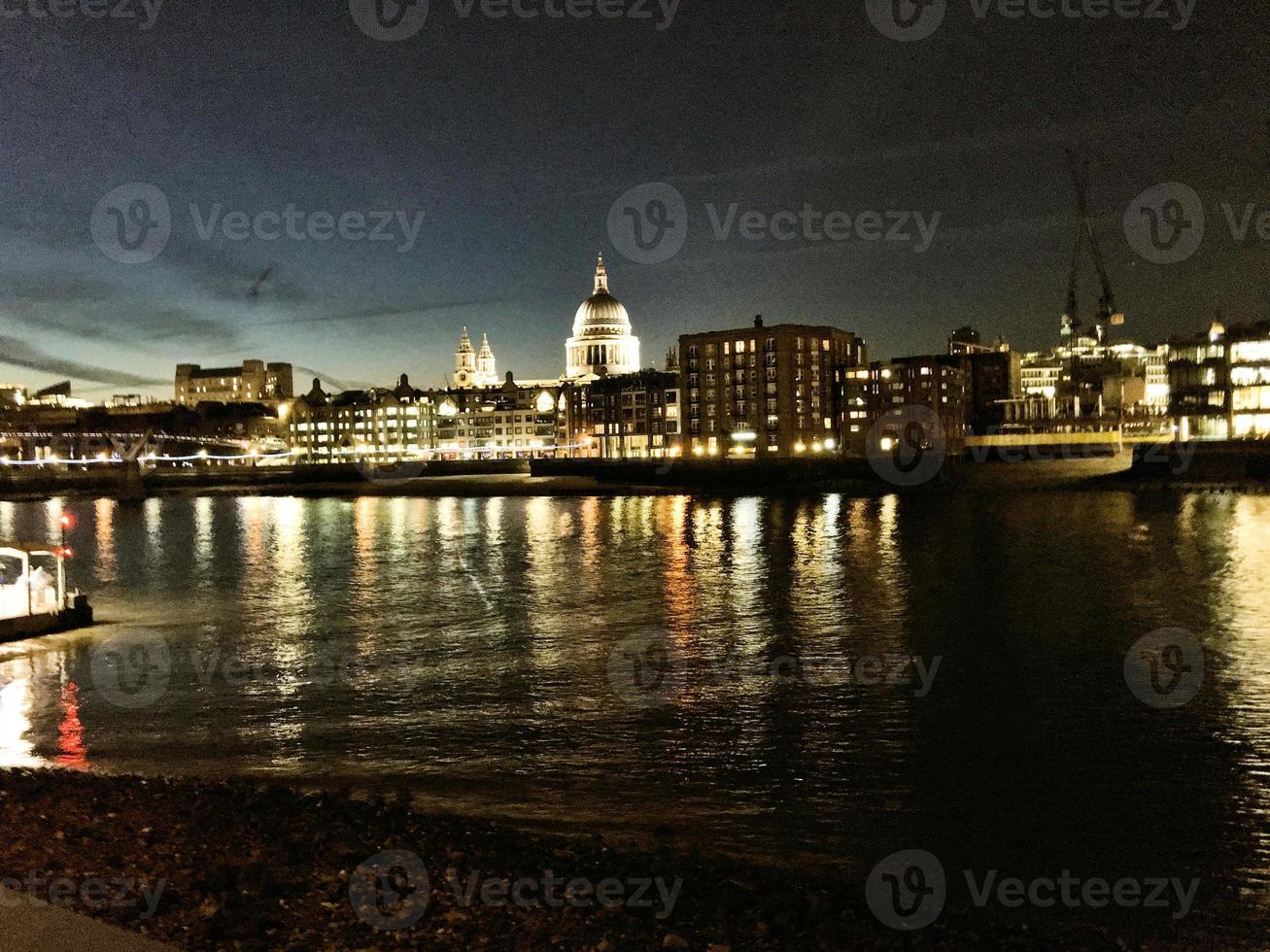 een visie van de rivier- Theems Bij nacht foto