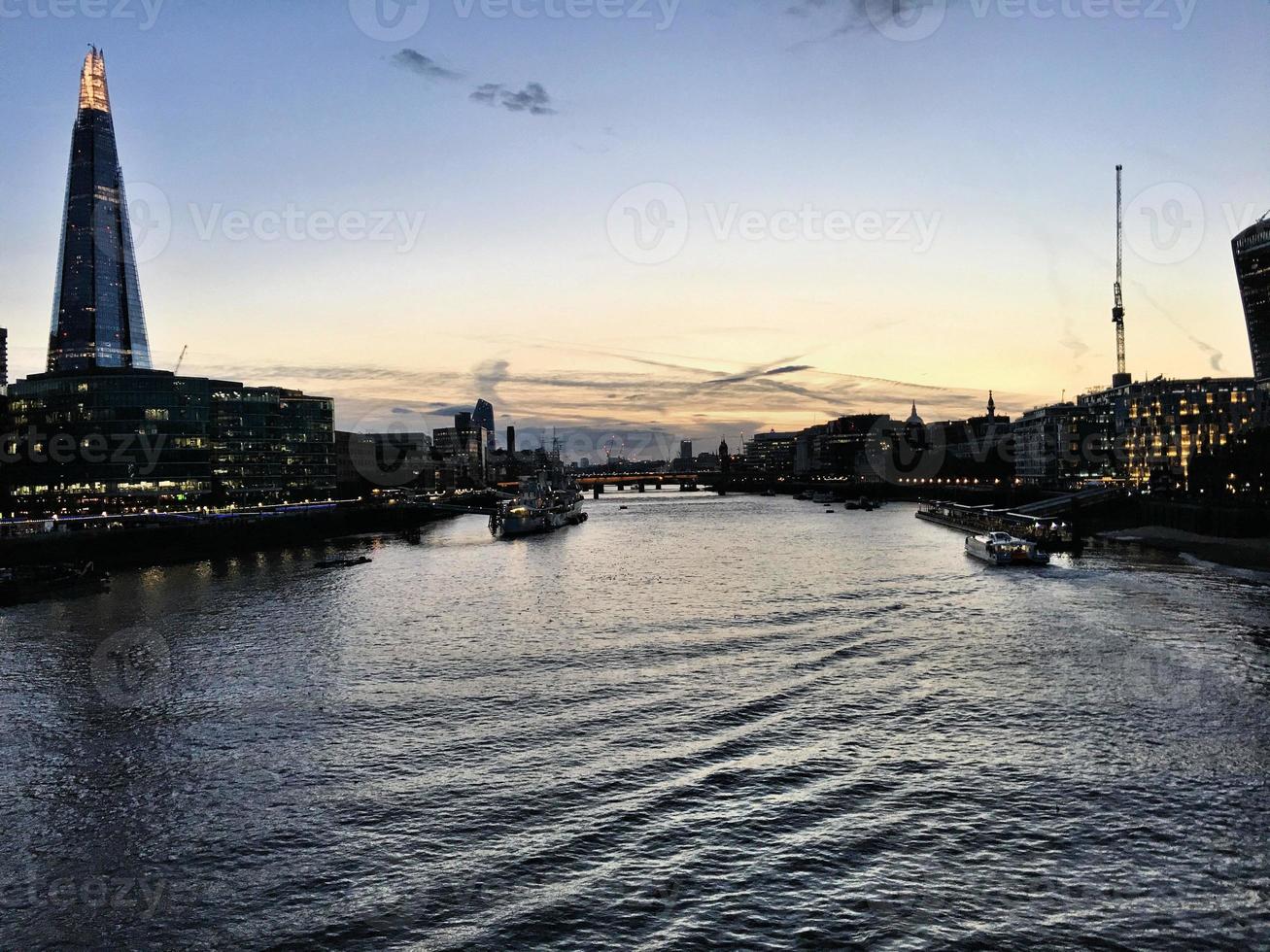 een visie van de rivier- Theems Bij nacht foto