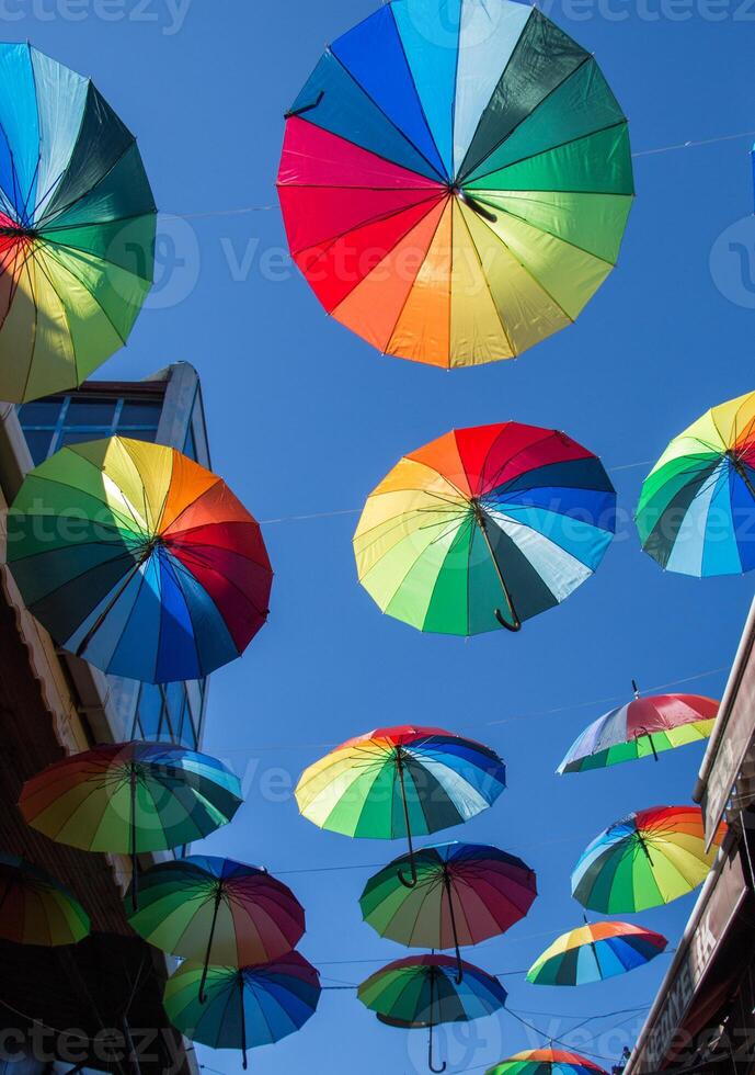 gekleurde paraplu's boven de hangen 14792765 Stockfoto