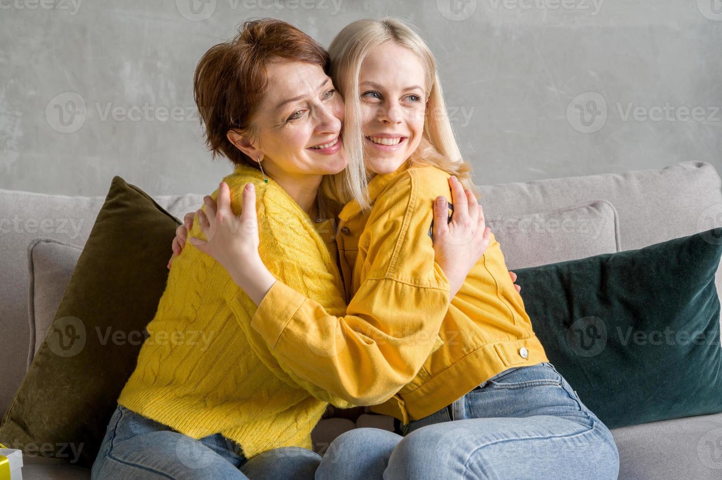 gelukkig moeder en dochter knuffelen. binding, verbeteren familie relaties foto