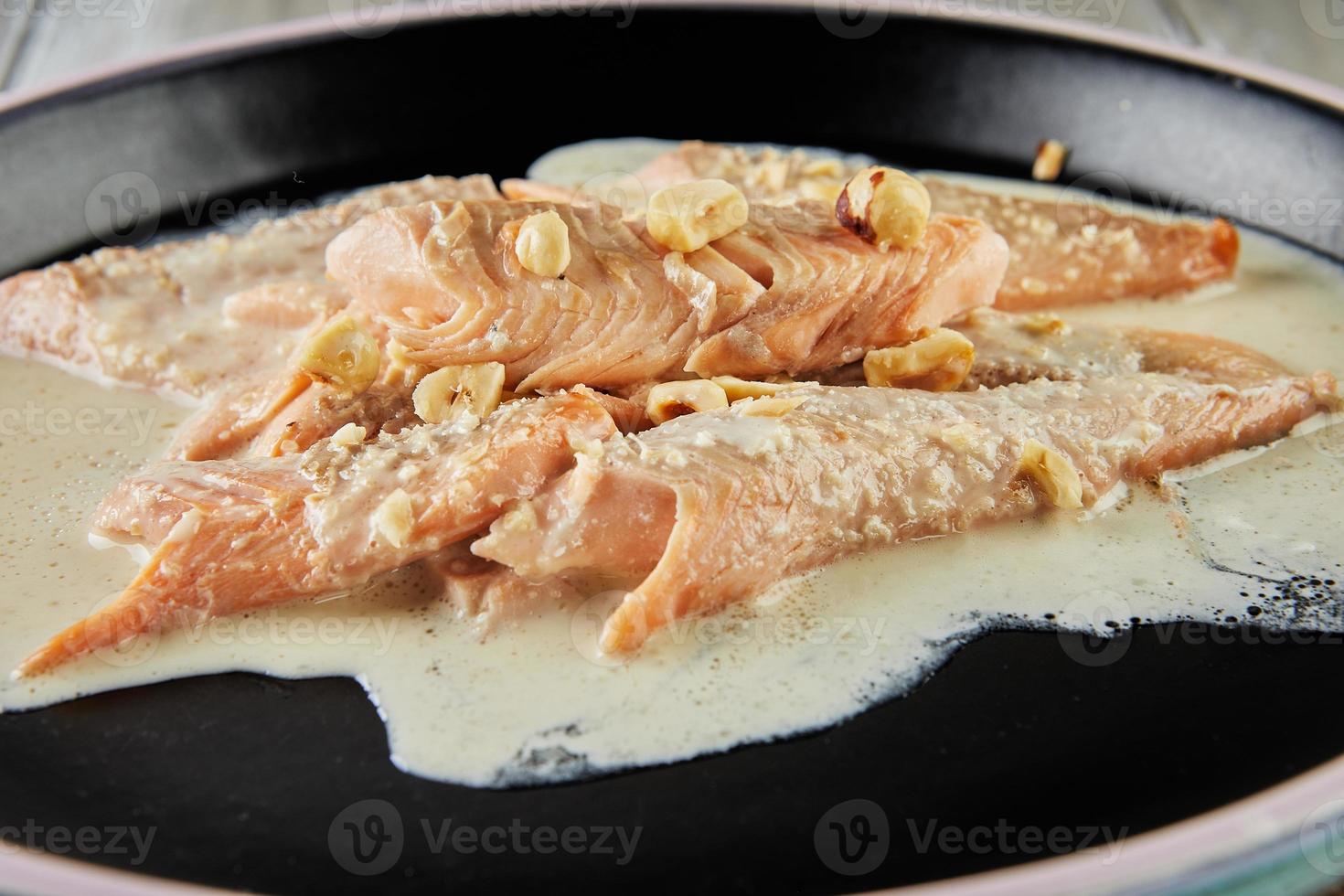 Zalm met room saus en noten gebakken in de oven. Frans fijnproever voedsel foto