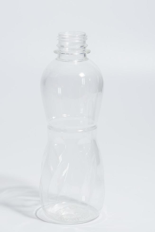 lege plastic fles op witte achtergrond foto