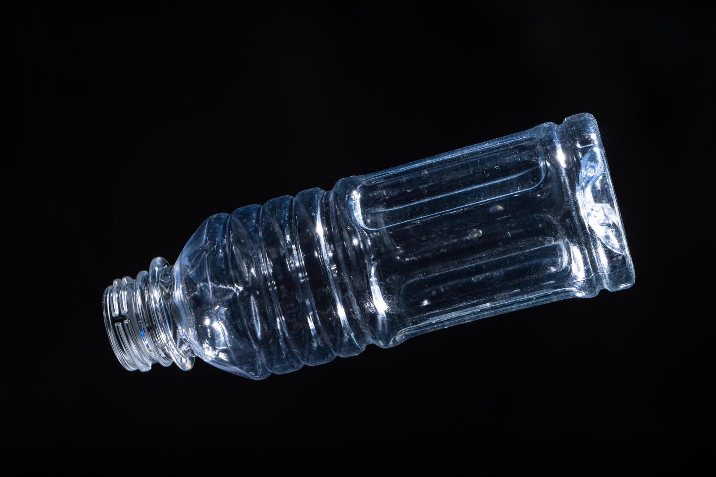 plastic fles op zwarte achtergrond foto