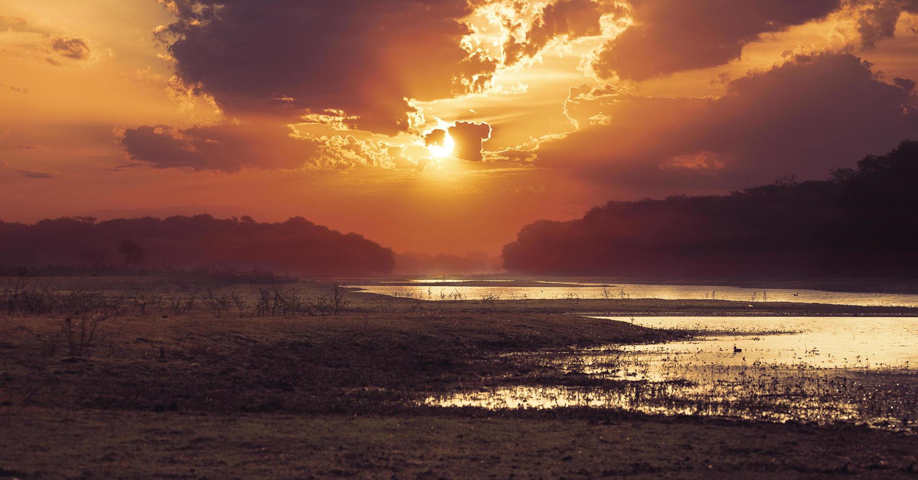 kleurrijke zonsondergang over water foto