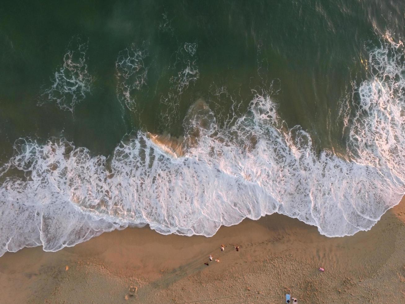 luchtfoto van mensen aan de kust overdag foto