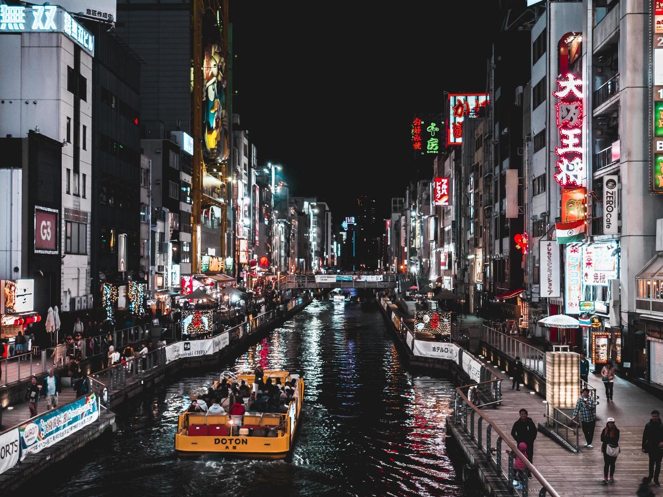 osaka, japan, 2018-toeristen pakken het winkelgebied in de grachten van osaka in foto