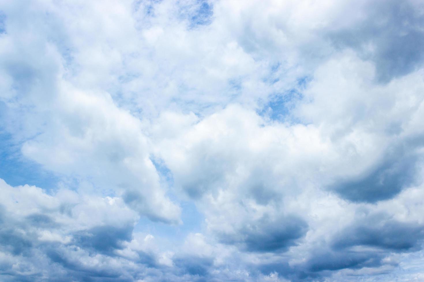 blauwe lucht en witte wolken foto