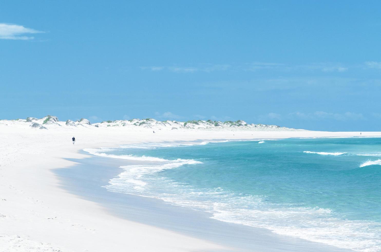 wit zandstrand gedurende de dag foto