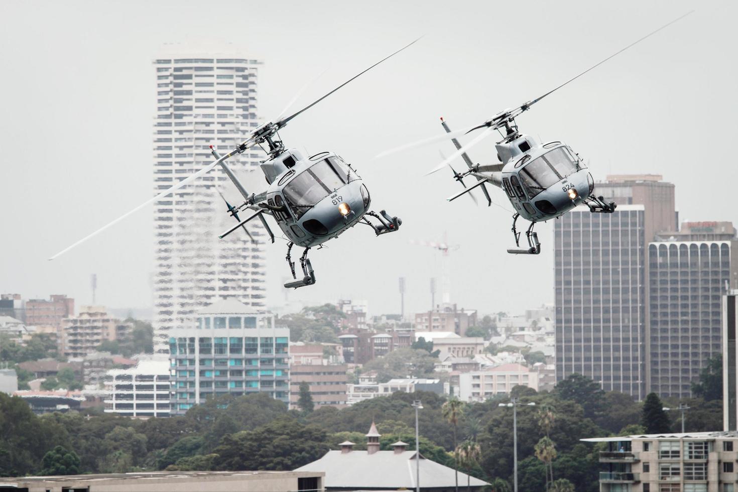 Sydney, Australië, 2020 - twee helikopters vliegen in de stad foto