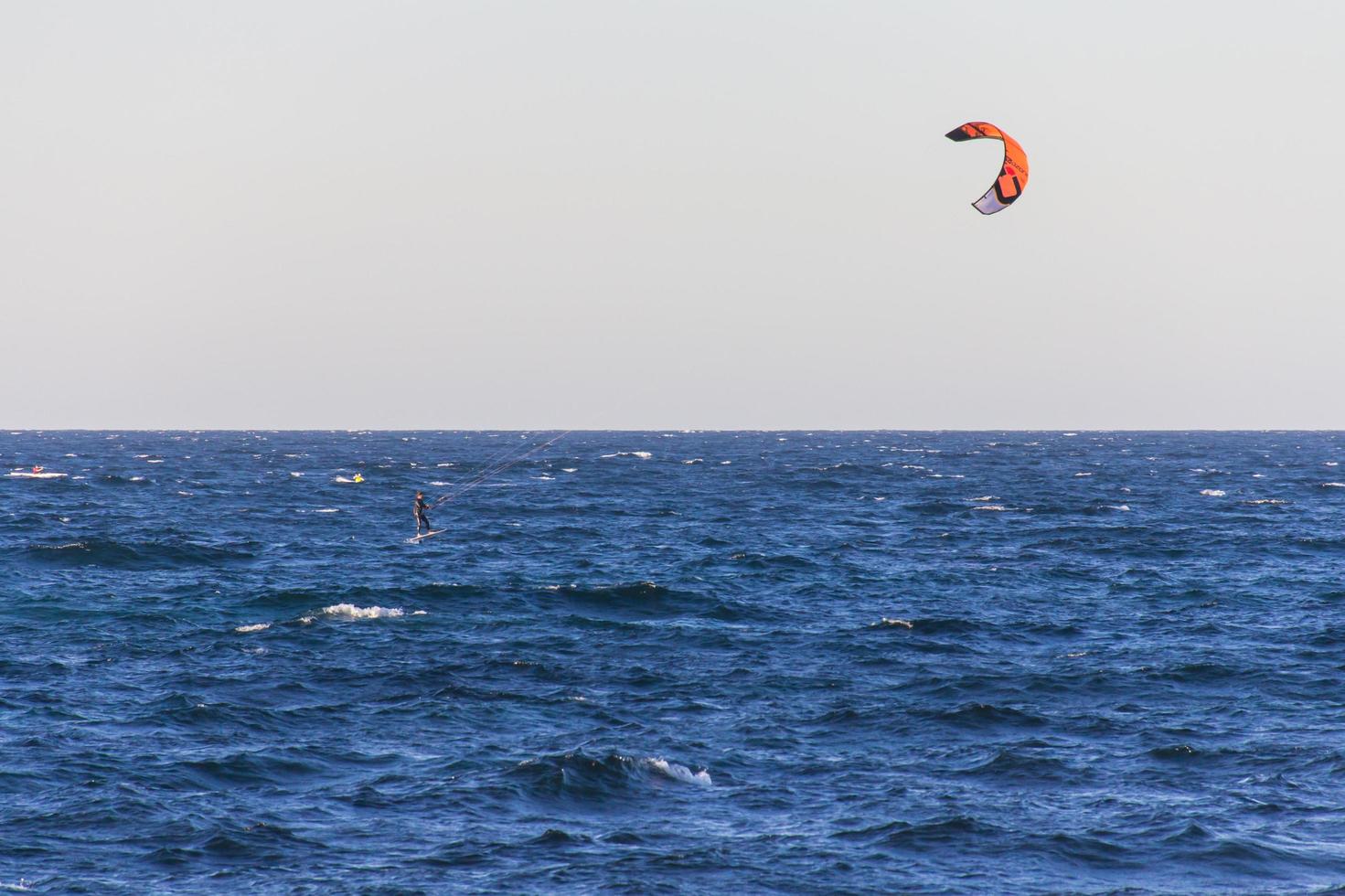 New South Wales, Australië, 2020 - persoon parasailen op water foto