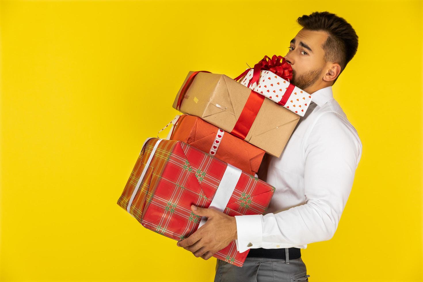 man met kerstcadeaus foto