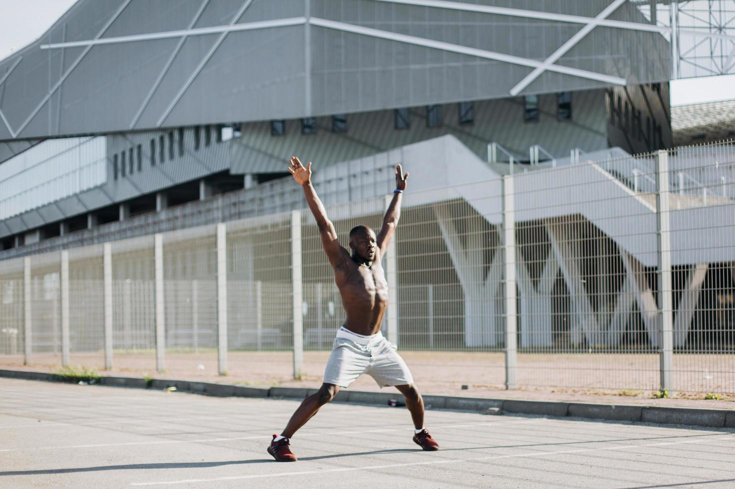 man doet jumping jacks foto