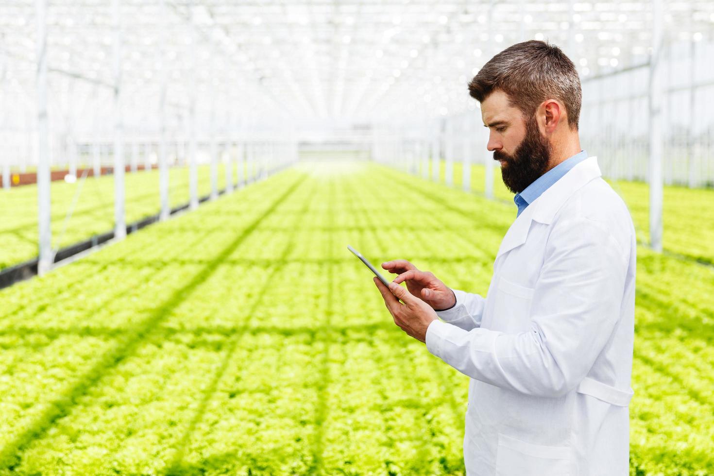 wetenschapper met behulp van een tablet foto