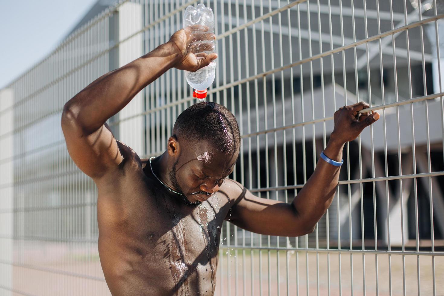 man dumpt water op zijn hoofd foto