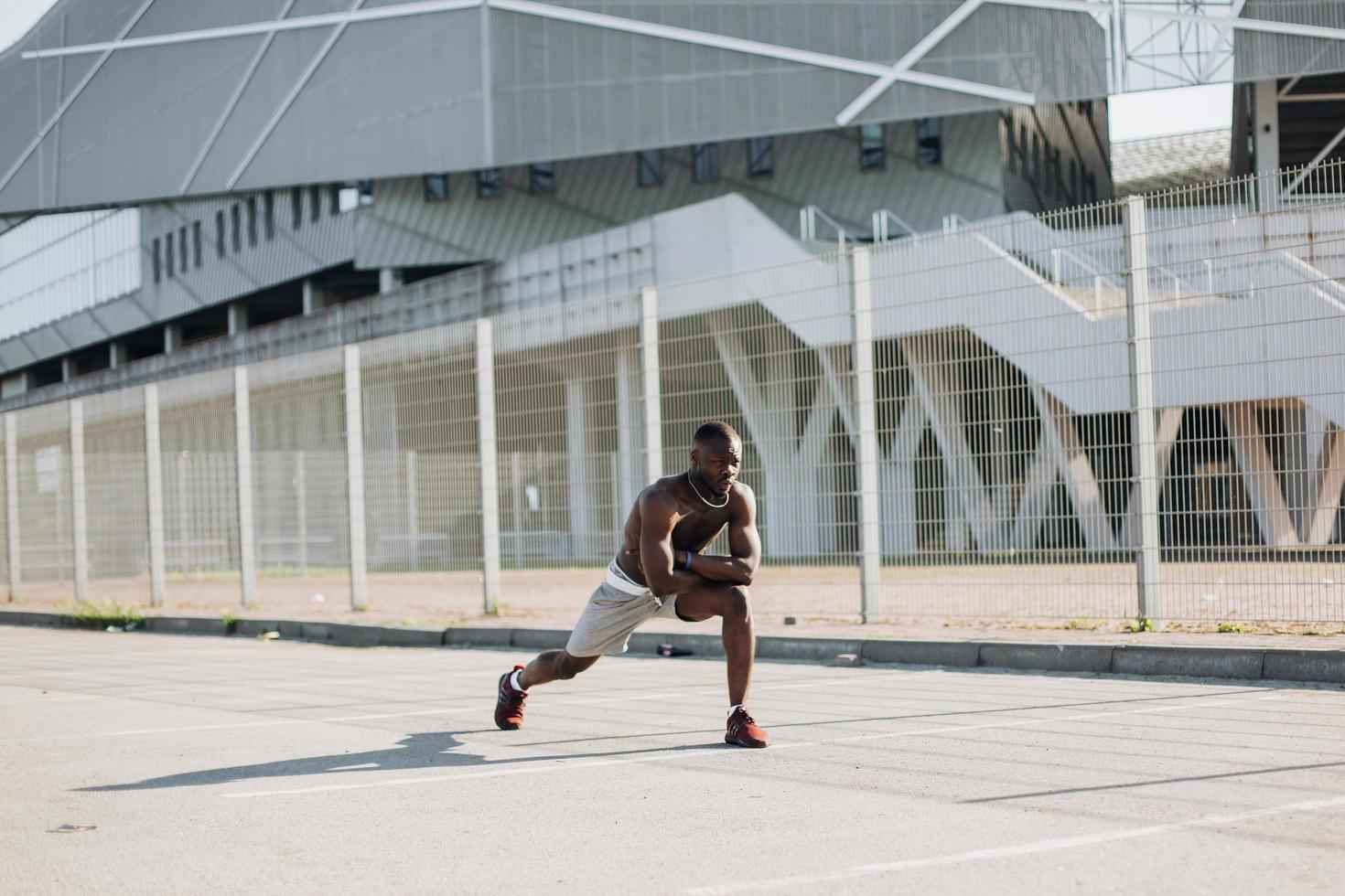 Afro-Amerikaanse man doet lunges foto