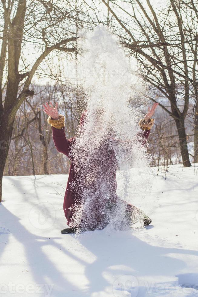 dame het werpen sneeuw toneel- fotografie foto