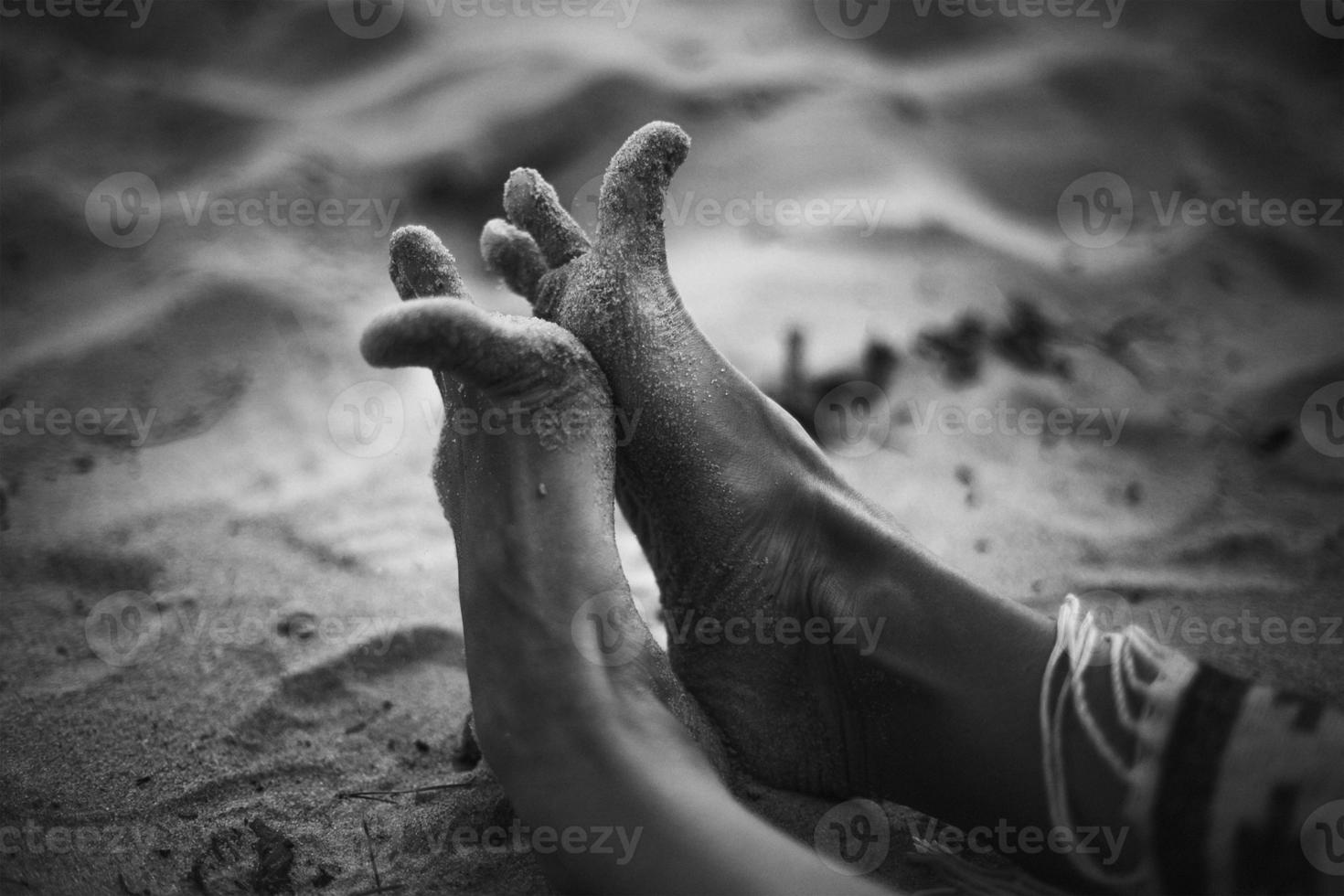 dichtbij omhoog grappig voeten Aan zanderig strand monochroom concept foto
