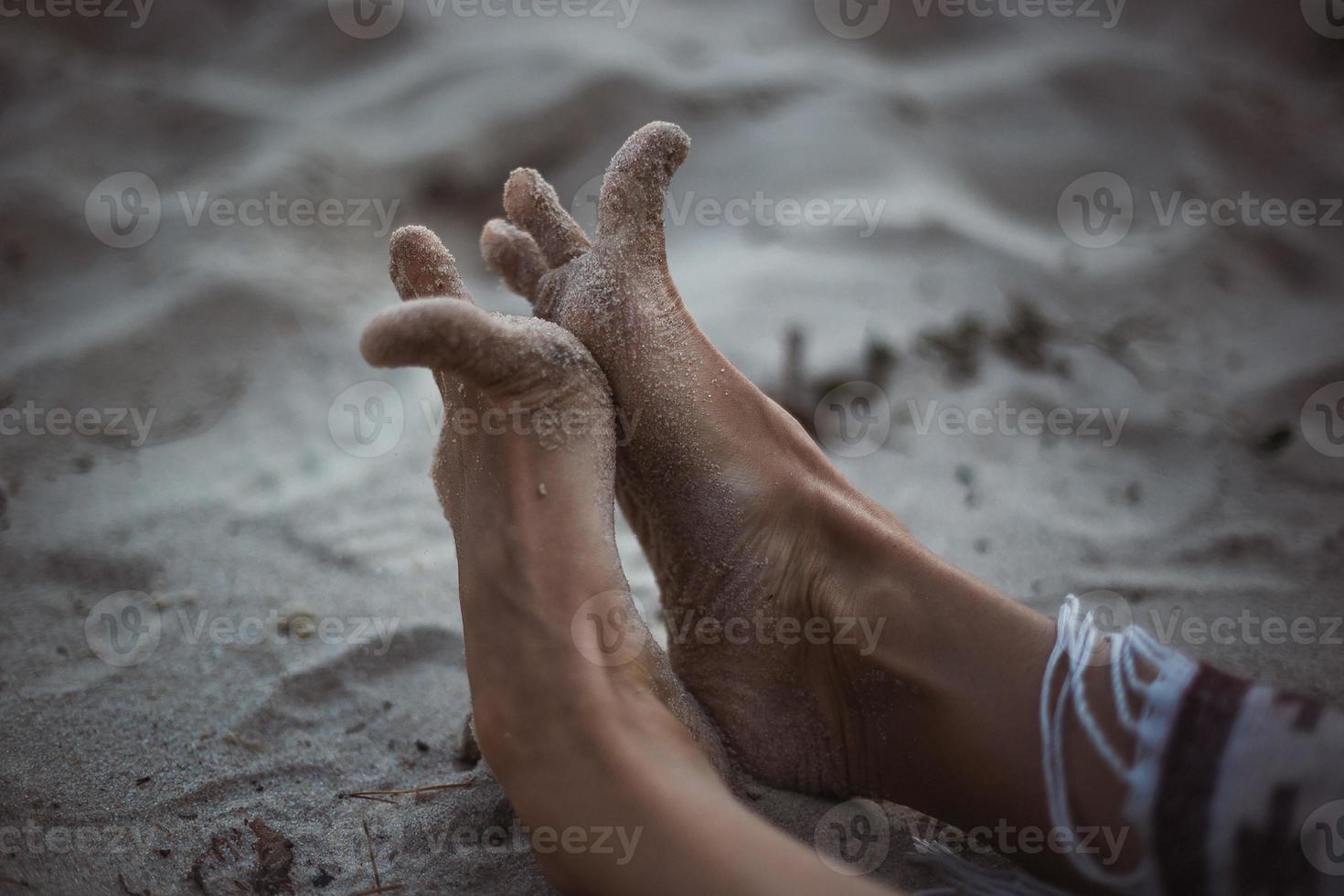 dichtbij omhoog grappig voeten Aan zanderig strand concept foto