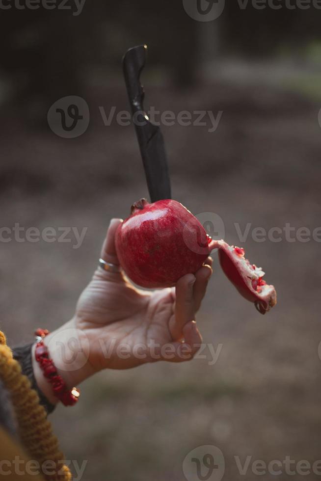 dichtbij omhoog mes in granaatappel concept foto