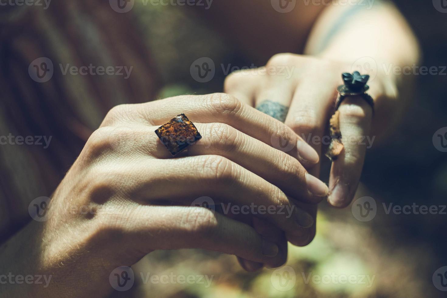 dichtbij omhoog vrouw hand- met accessoires concept foto