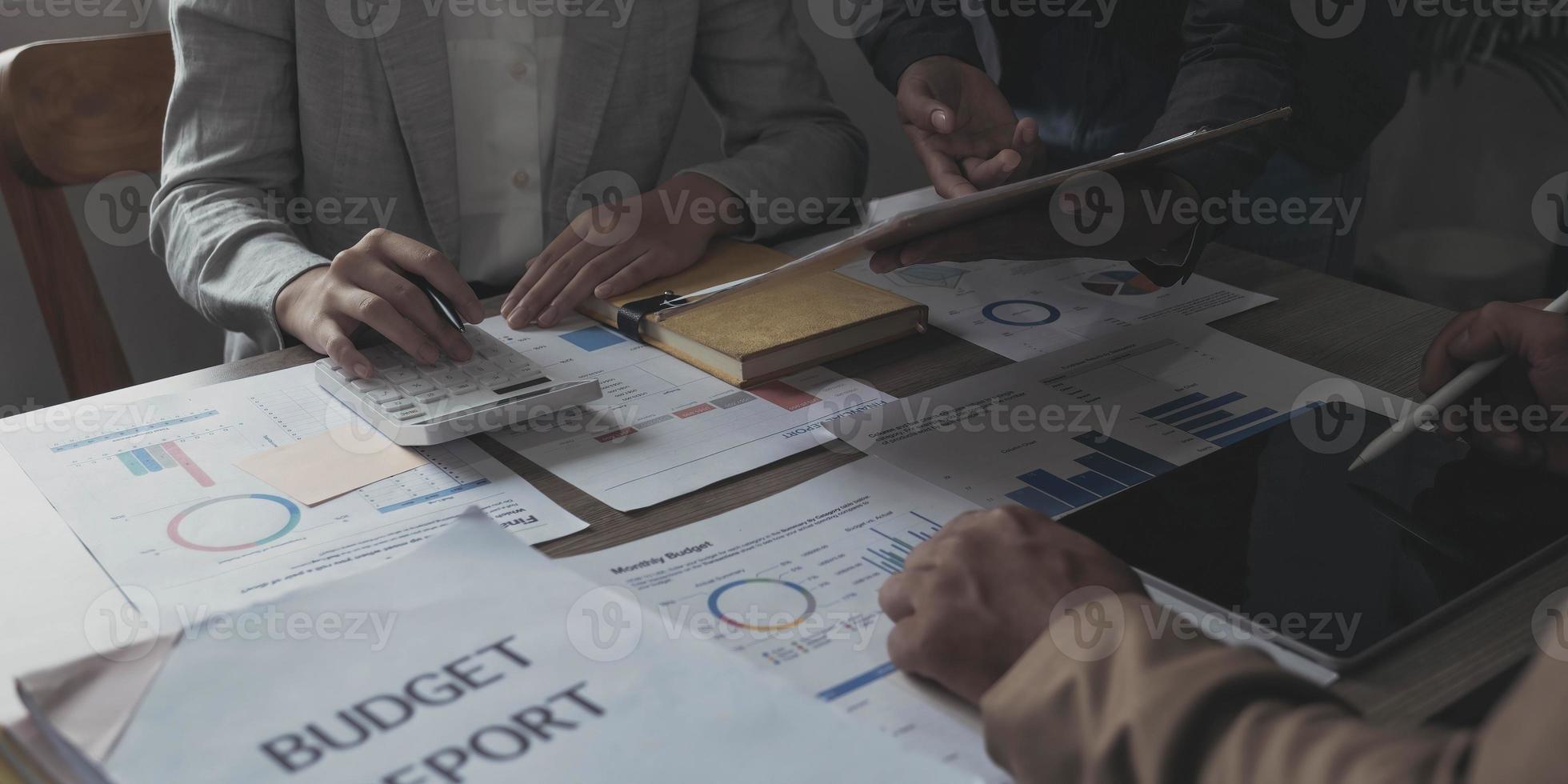 zakelijk financieel, accountant in gesprek met partner komen bijeen om de financiële planning van de verkoop te controleren om de doelstellingen voor volgend jaar te halen. beursconcept. foto