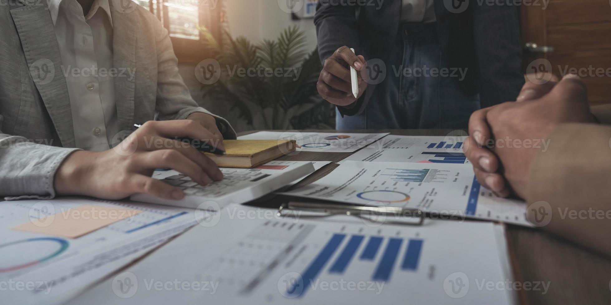 zakelijk financieel, accountant in gesprek met partner komen bijeen om de financiële planning van de verkoop te controleren om de doelstellingen voor volgend jaar te halen. beursconcept. foto