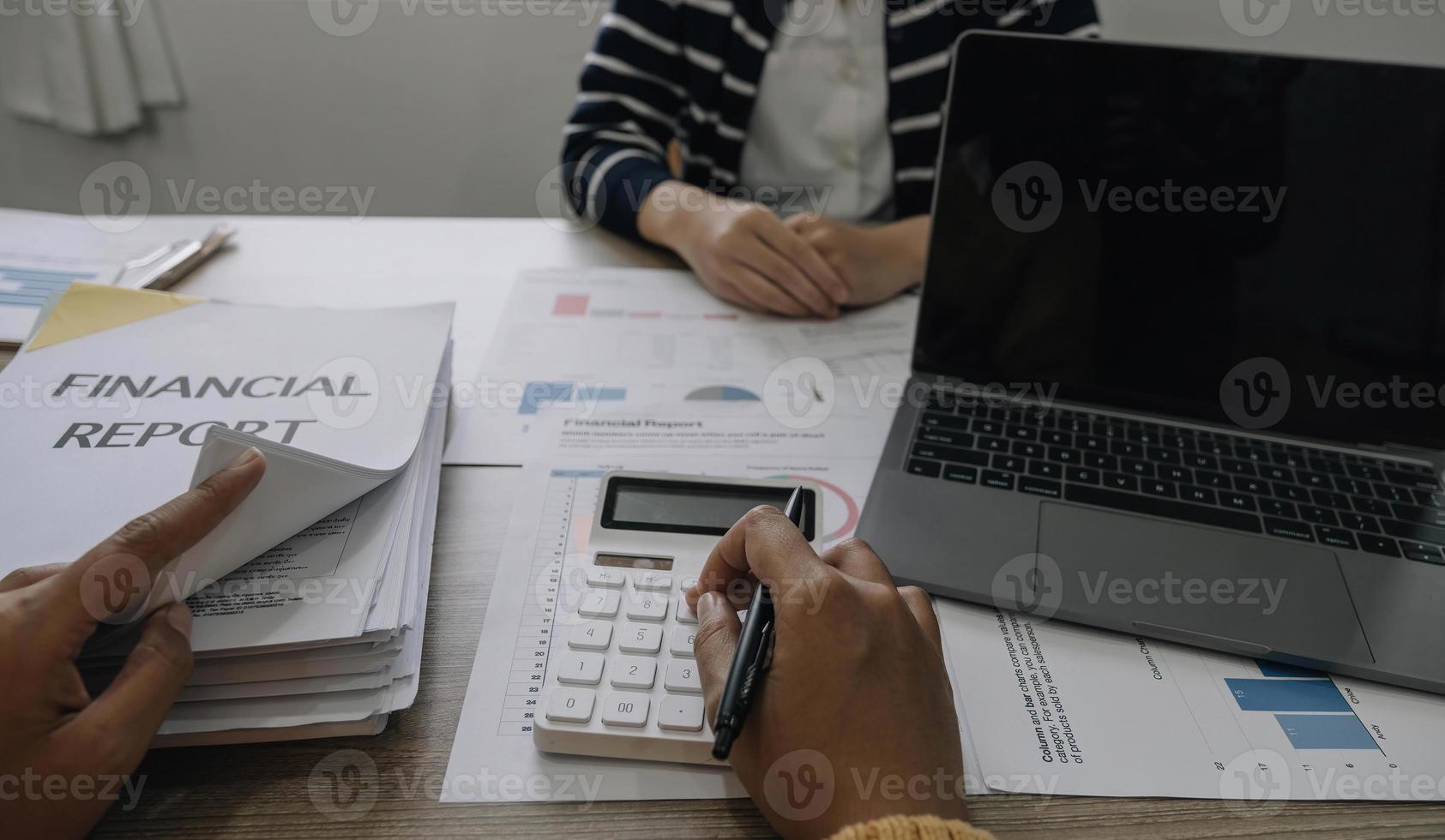 zakenvrouw Holding pennen en Holding diagram papier zijn vergadering naar plan verkoop naar ontmoeten doelen reeks in De volgende jaar.. foto