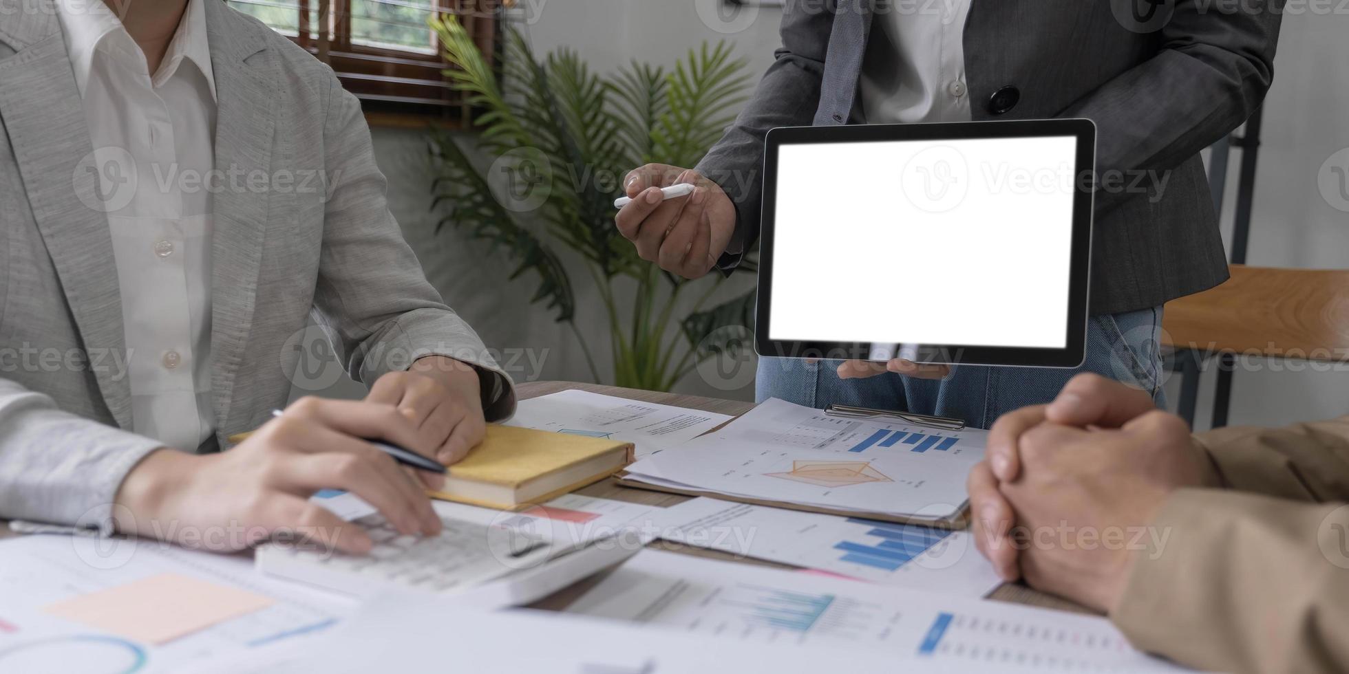 zakelijk financieel, accountant in gesprek met partner komen bijeen om de financiële planning van de verkoop te controleren om de doelstellingen voor volgend jaar te halen. beursconcept. foto