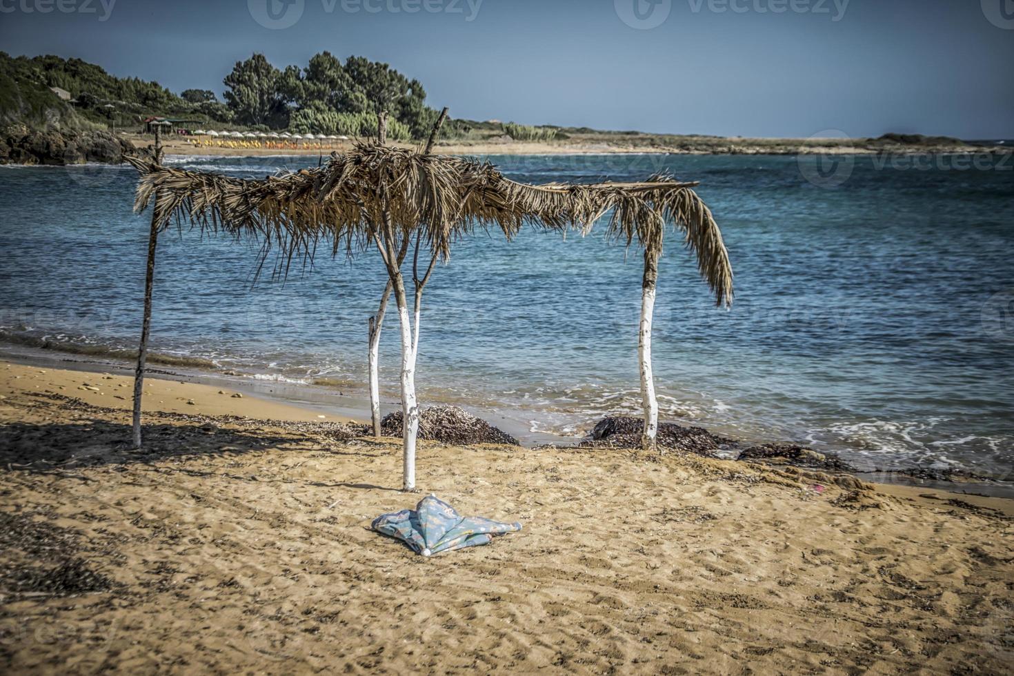 een klein zanderig strand in de buurt vatsi in Kefalonia foto