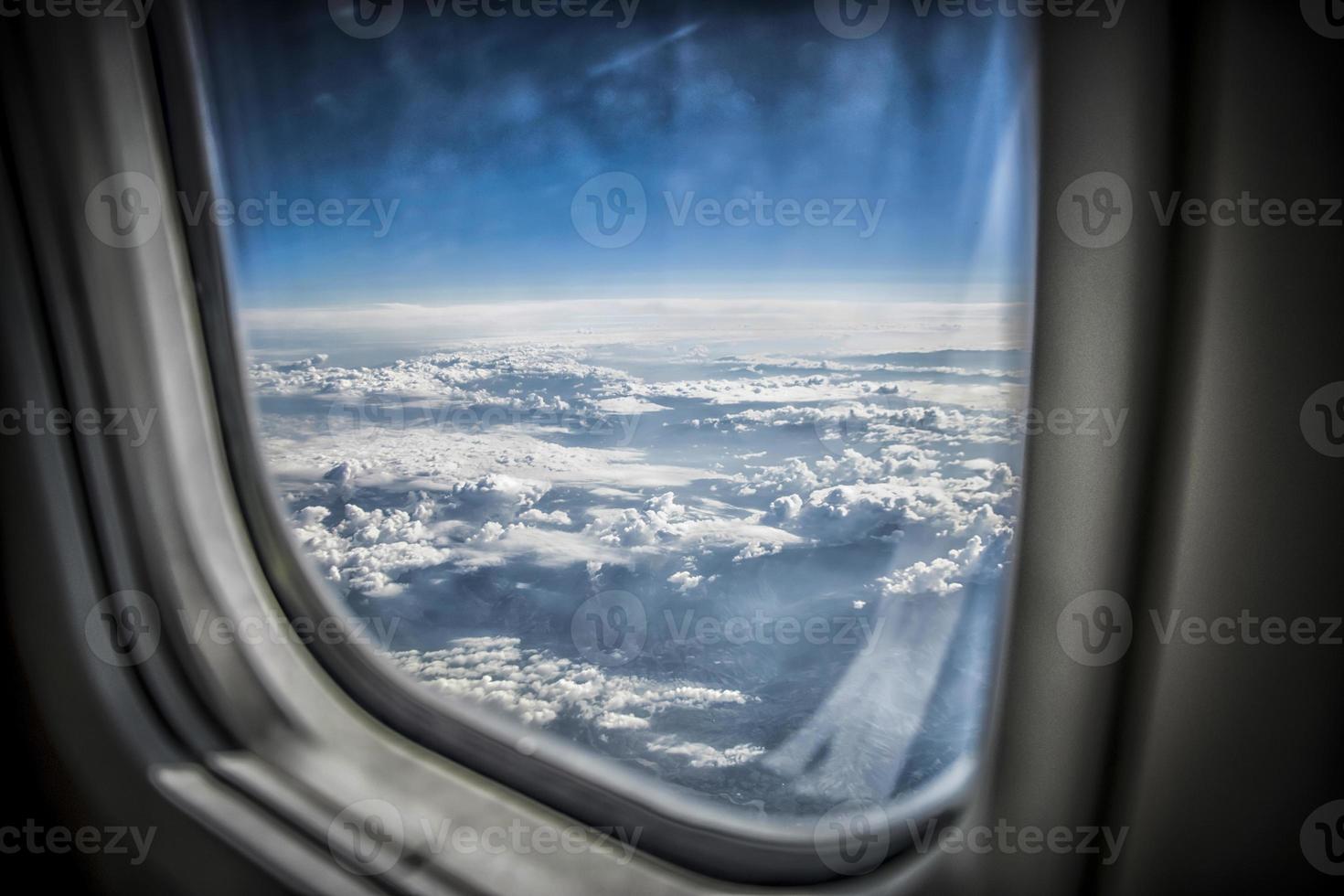 visie van blauw lucht en pluizig wolken van een vliegtuig venster foto