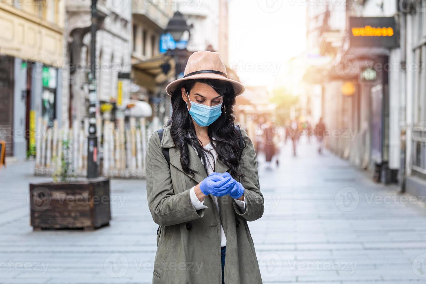 meisje in ademhalings masker. koud, griep, virus, tonsillitis, ademhalings ziekte, quarantaine, epidemie concept. jong vrouw Aan de straat vervelend gezicht beschermend masker naar voorkomen coronavirus en anti-smog foto