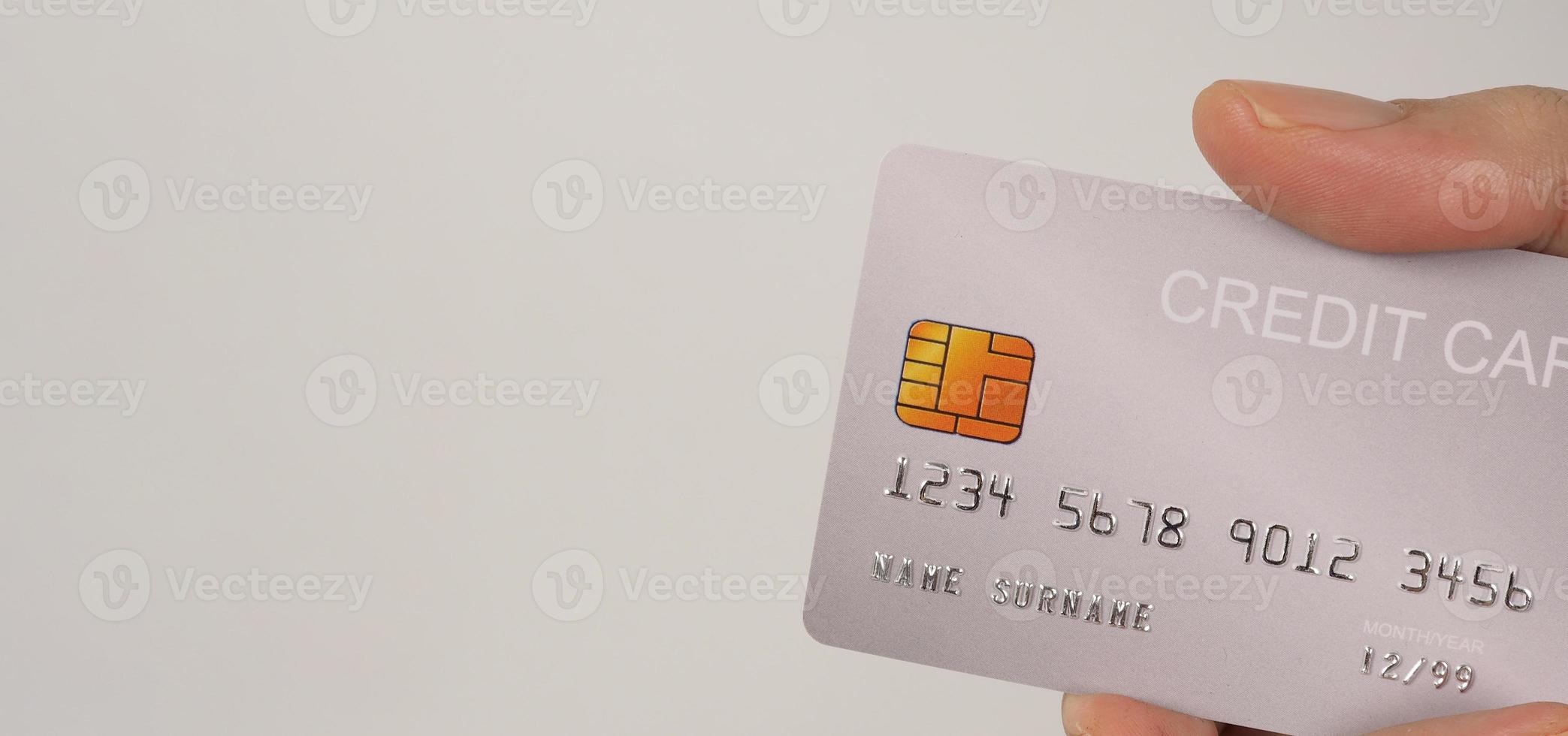 hand- is houden zilver credit kaart Aan wit achtergrond. foto