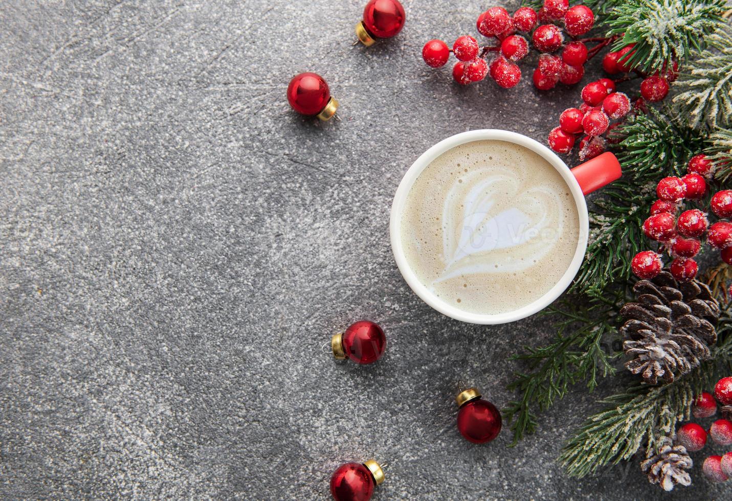 kop van latte koffie en Kerstmis decoratie Aan een donker beton achtergrond foto