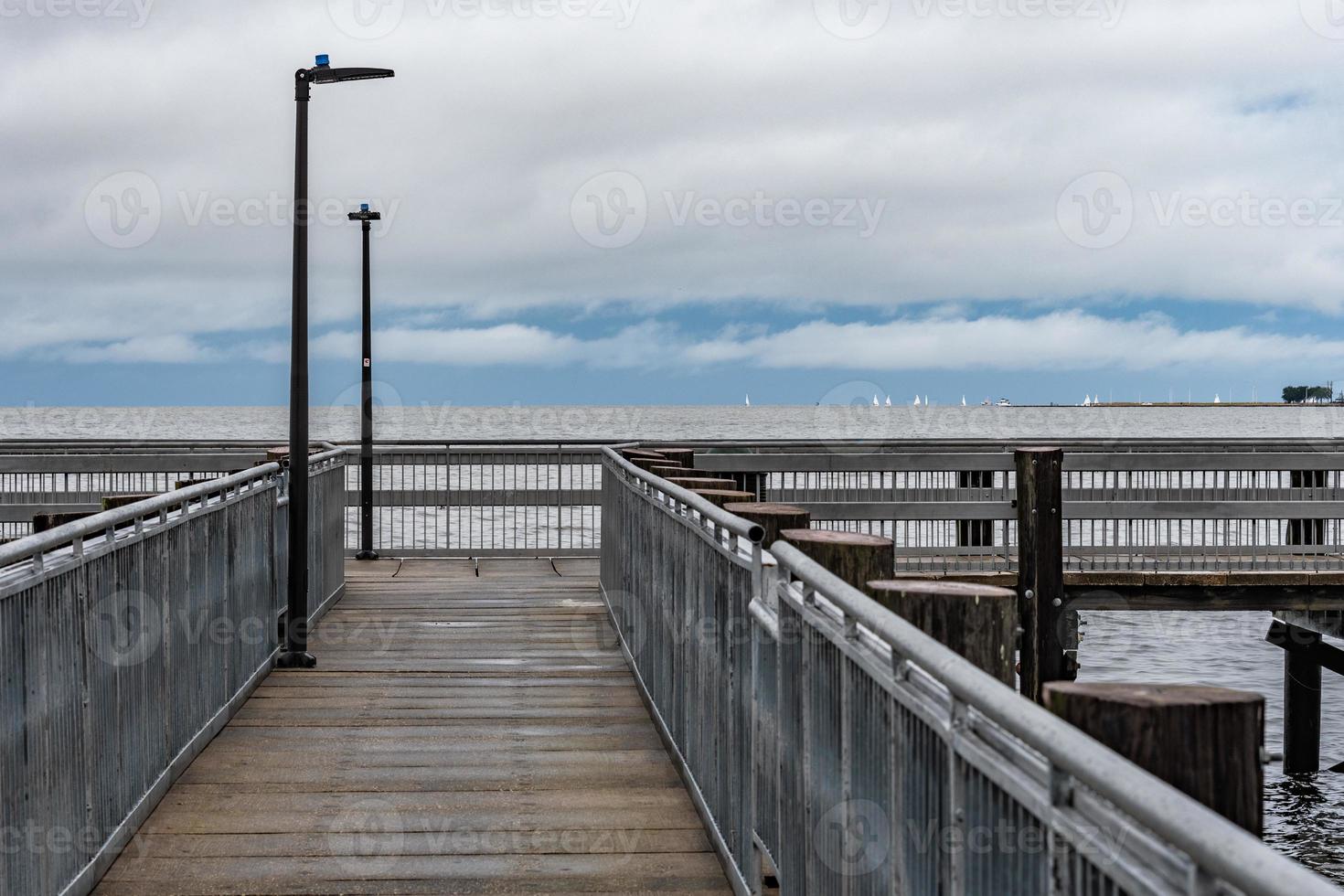 de houten pier Bij bonnabel park in nieuw orleans aanbiedingen een stormachtig visie over- de water. foto