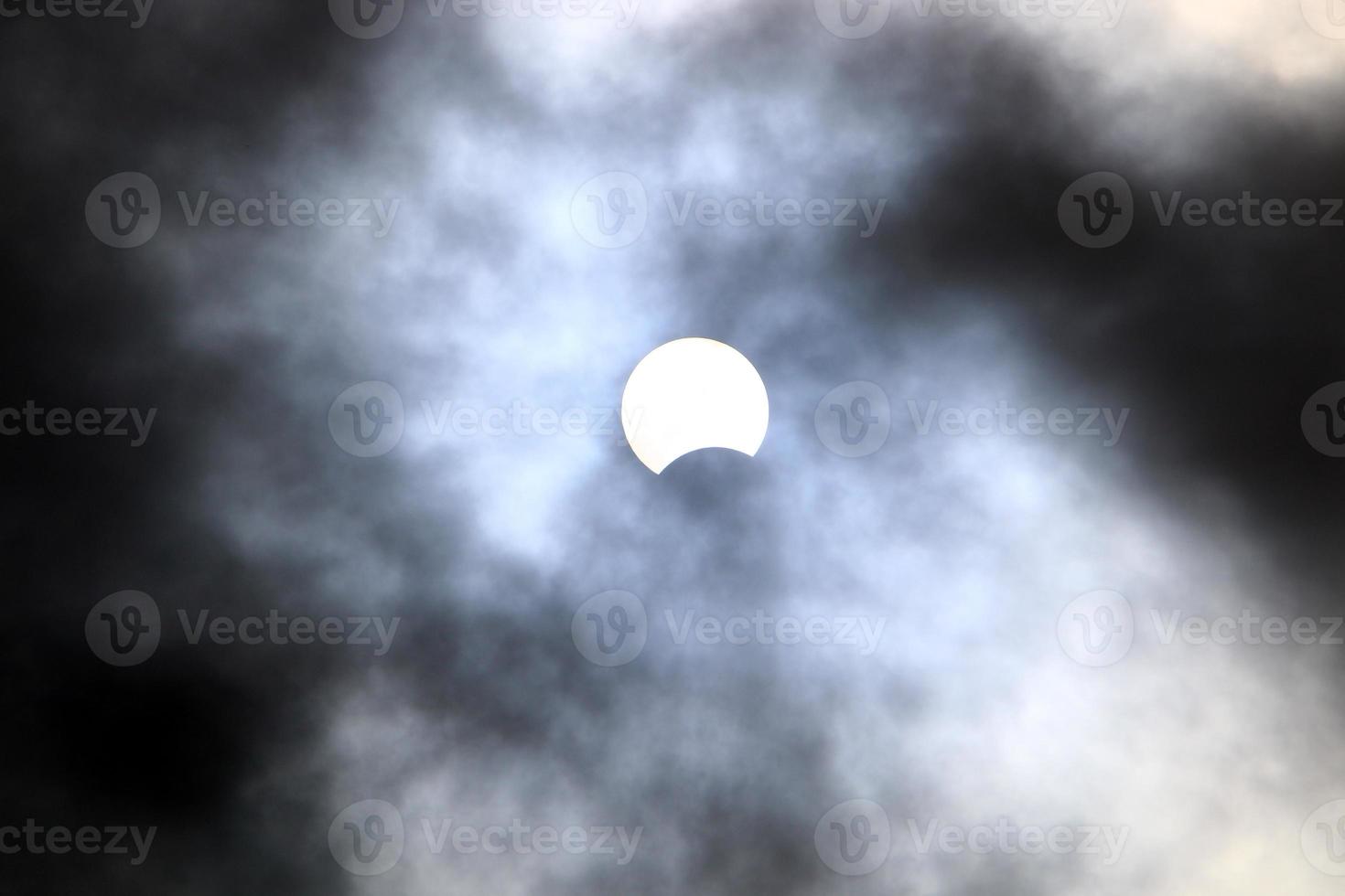 zonne- verduistering - de maan gedeeltelijk blokken de zon van een waarnemer Aan aarde. foto