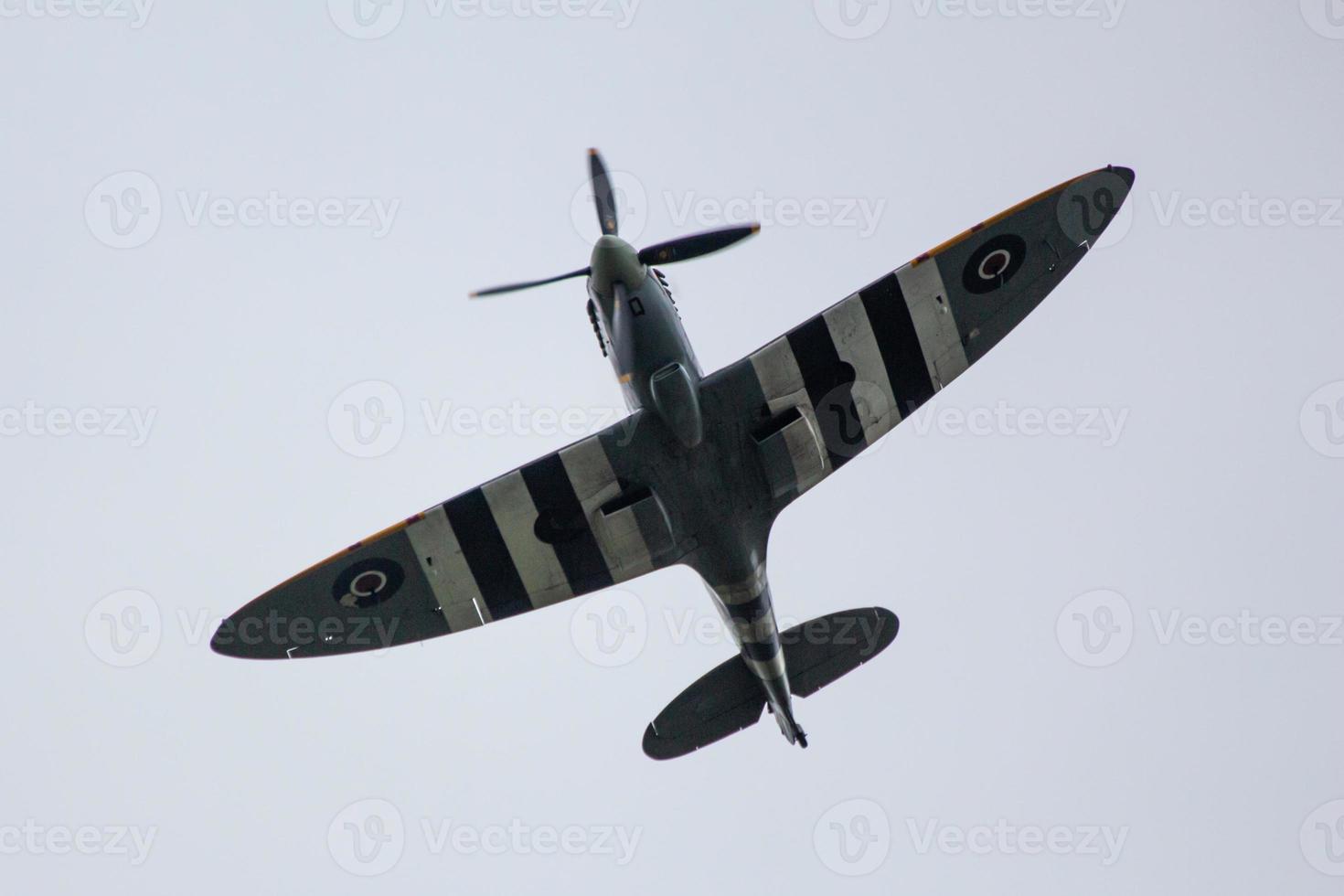 een spitfire d-day gemarkeerd vliegtuig vliegend over- kent foto