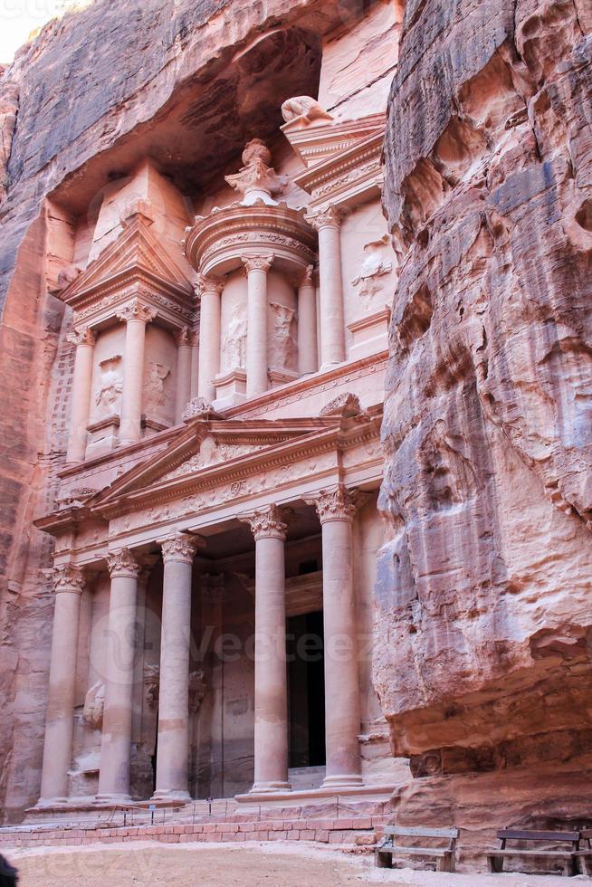 oude nabataean schatkist gesneden uit van rots Bij petra foto