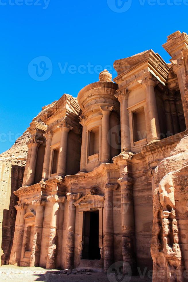 oude nabataean tempel gesneden uit van rots Bij petra foto