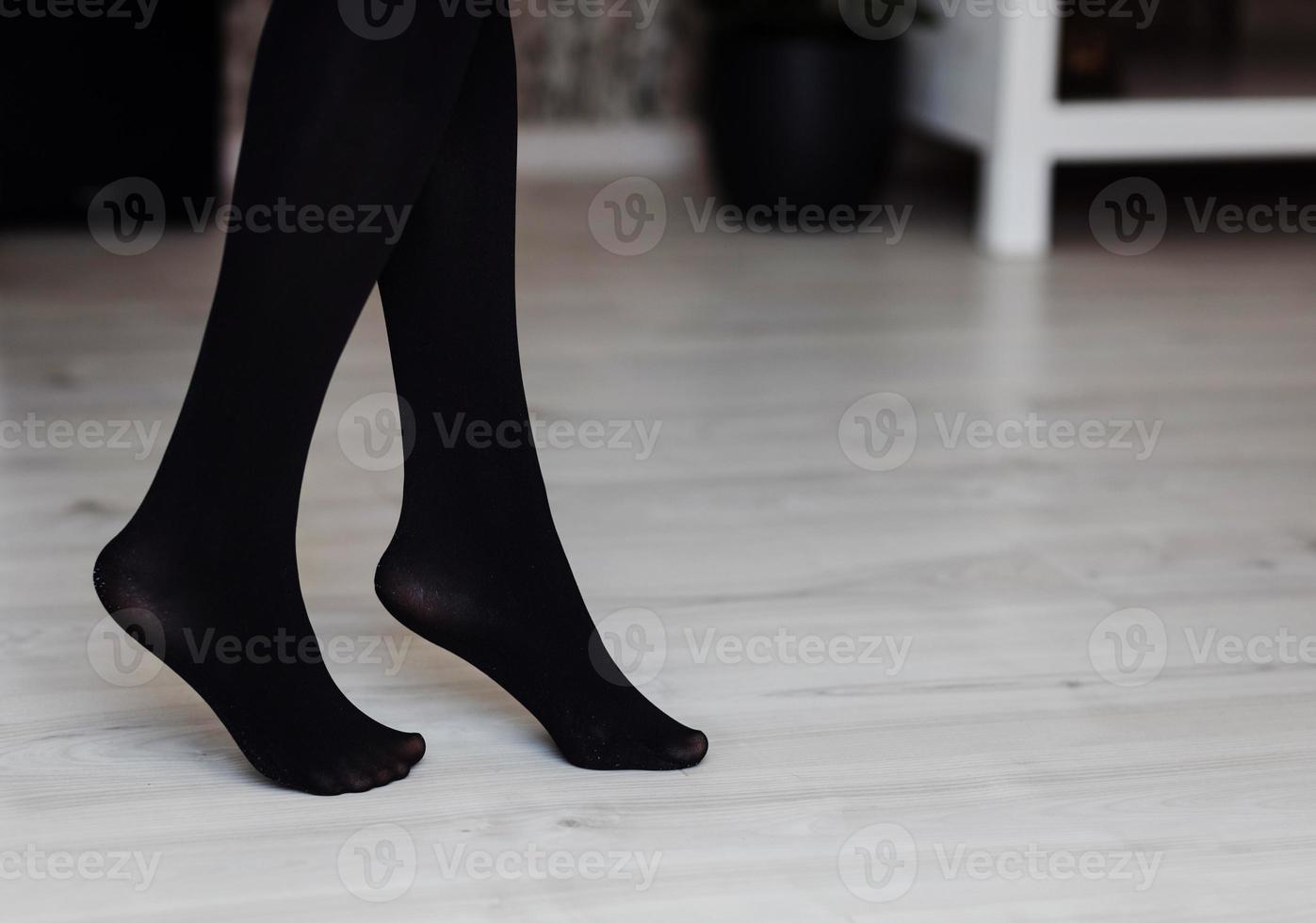 vrouw in zwart nylon- panty foto