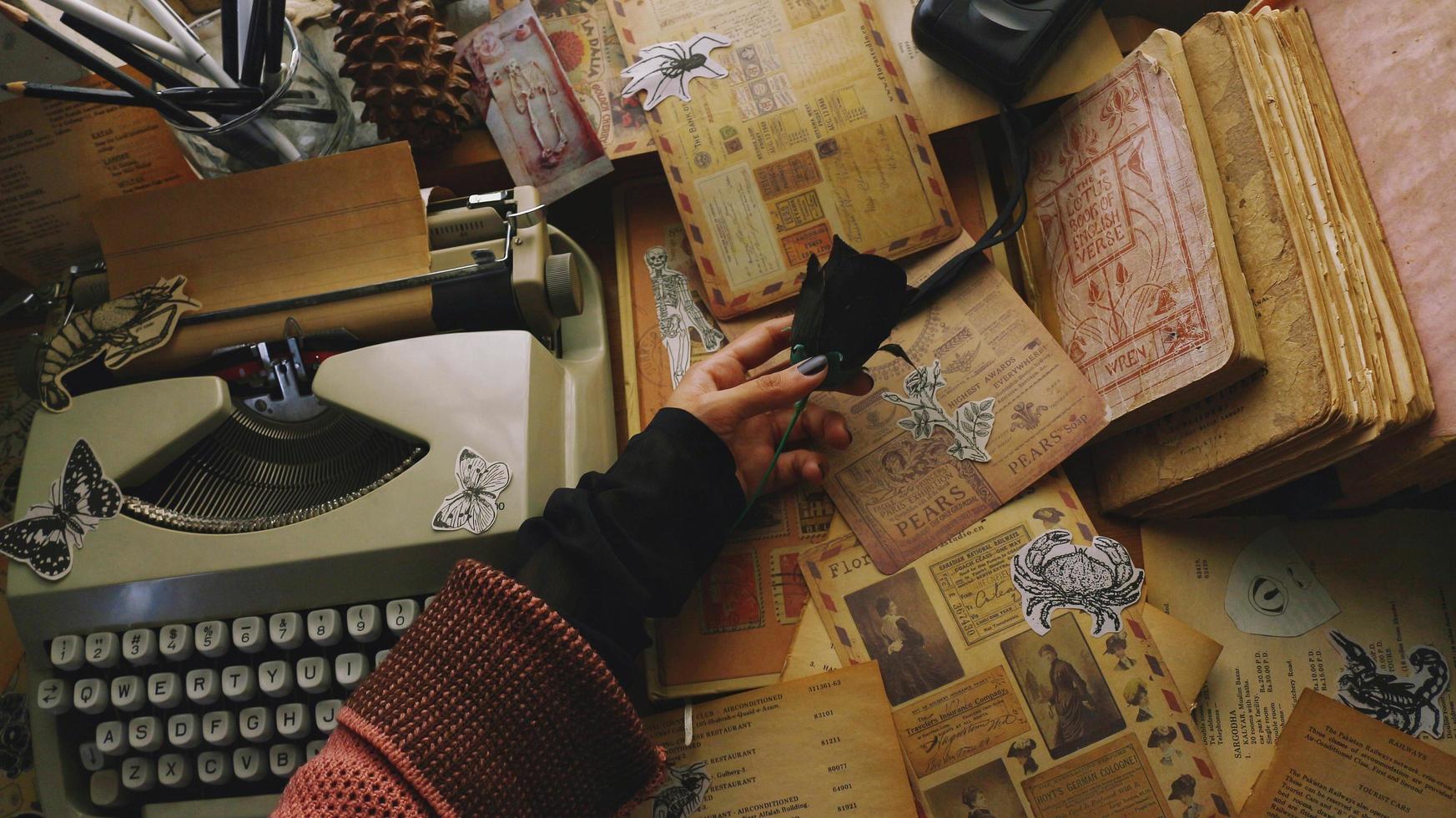 wijnoogst bureau top instelling met oud boeken en schrijfmachine foto